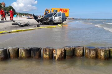 Tajemniczy wrak samochodu pojawił się na plaży w Łebie [Zdjęcia] [AKTUALIZACJA]