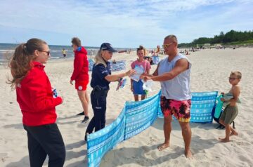 Akcja „Kręci mnie bezpieczeństwo nad wodą” na plaży w Łebie