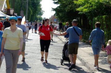 Podopieczni ŚDS Lwiątko zachęcali turystów w Łebie do udziału w Jarmarku św. Jakuba [ZDJĘCIA]